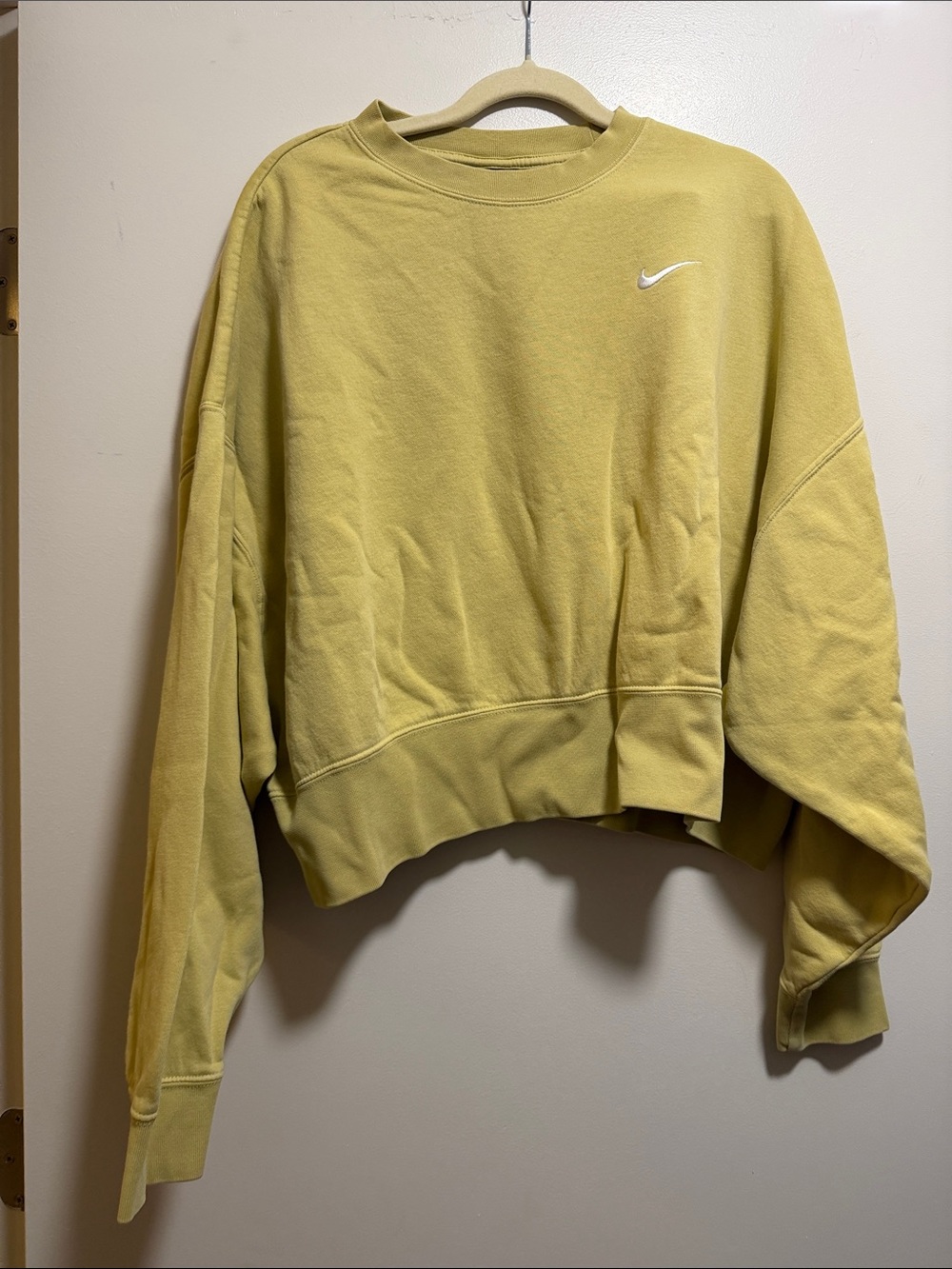 Nike Women's Cropped Crew Sweatshirt - Pale Yellow